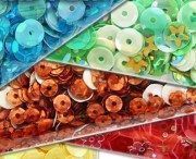 Паєтки широко використовуються для прикраси найрізноманітніших речей - від одягу та взуття, до сумочок та предметів інтер'єру. Їх використовують самостійно або разом з іншими оздоблювальними матеріалами, наприклад, бісером.