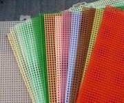 Канва пластиковая используется для создания объемной вышивки