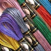 Две нити Anchor Lame по толщине равны одной нити хлопкового мулине Anchor.