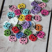 Пуговица деревянная Божья коровка цветная M011-28