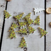 Пуговица деревянная Елка с игрушками M011-37