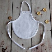 Фартушек декоративный с белой каймой 02