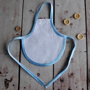 Декоративный фартук под вышивку для бутылки с голубой каймой 07