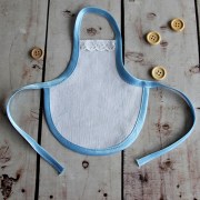 Фартушек декоративный с голубой каймой 07